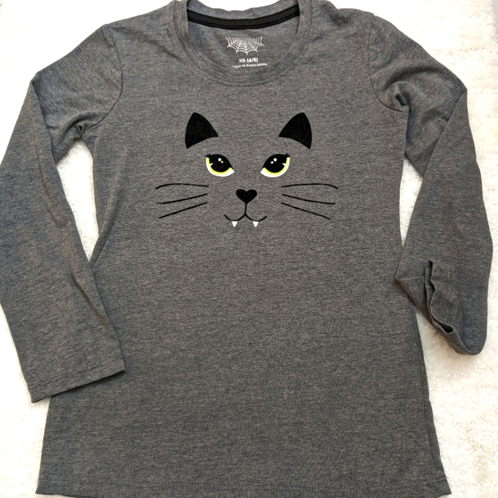 Adorable long sleeve gray t-shirt. With a kitty cat face in front. Size 4/5